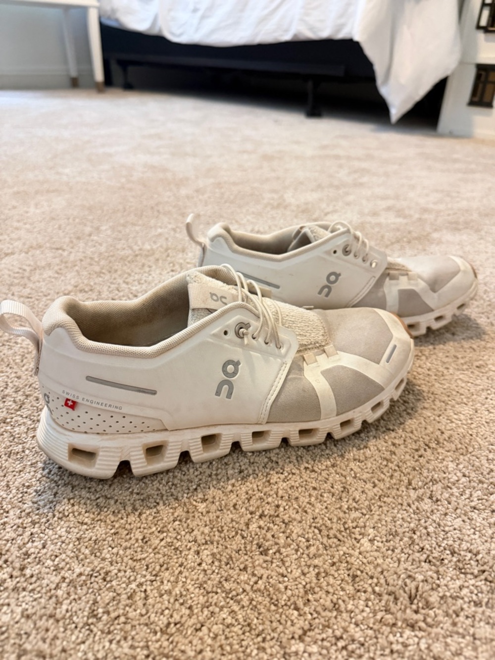 On Running Kids Sneakers in Ivory and Light Gray